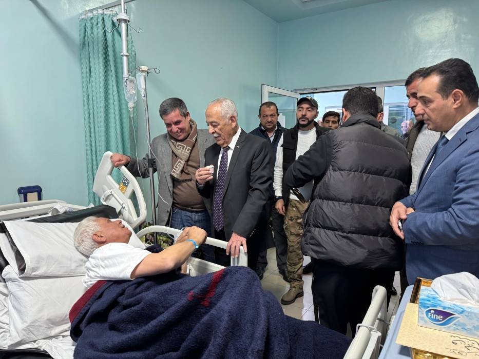 رئيس الديوان الملكي يزور رئيس بلدية السلط الكبرى للاطمئنان على صحته