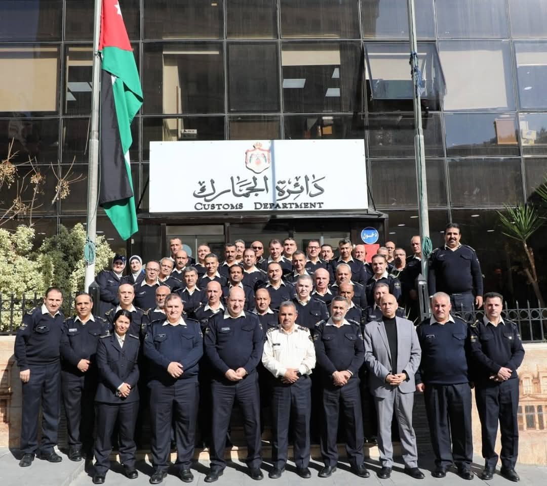 العكاليك يقلد ضباط الجمارك الرتب الجديدة ...صور