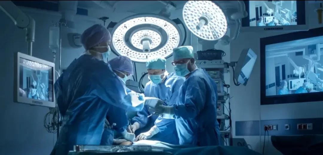 لأول مرة.. إزالة انزلاق غضروفي عنقي بالمنظار الكامل بمستشفى “حمزة”