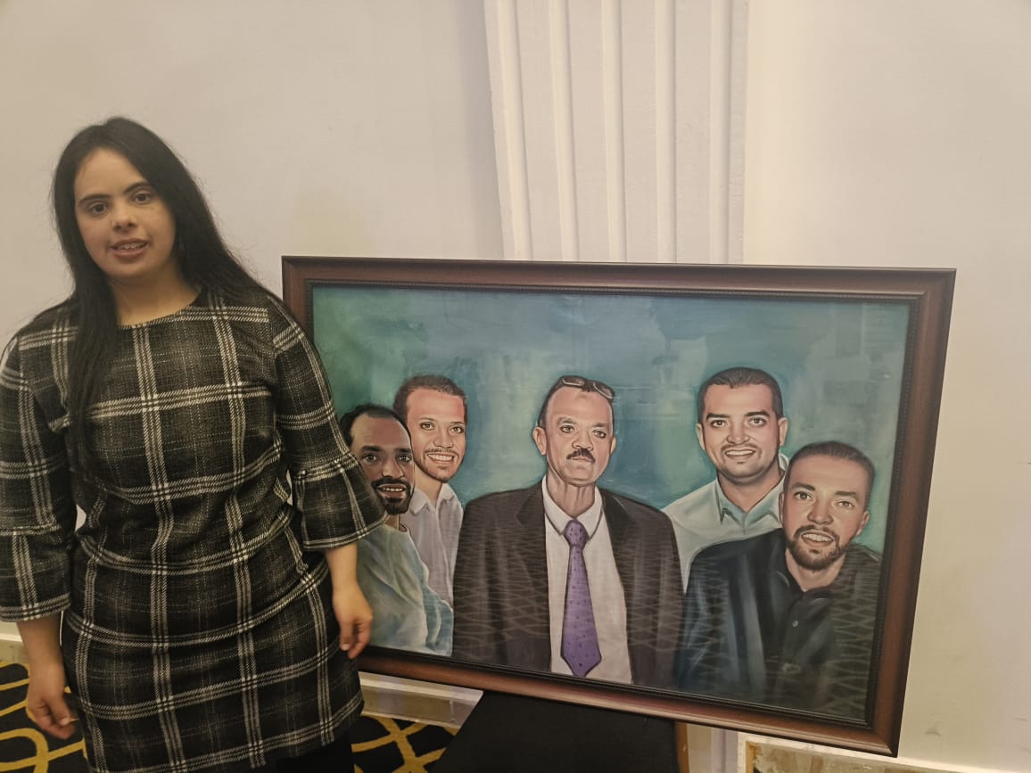 سلمى شبانة تقدم بورتريه للنائب محمد سعيد الدابي تقديرًا لجهوده في دعم ذوي القدرات الخاصة