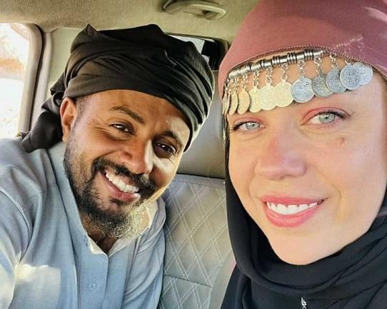 أميركية تركت حياتها وانتقلت للعيش مع زوجها الأردني في كهف بالبترا