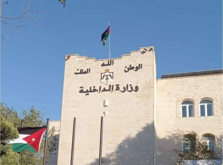 الداخلية: السماح لسيارات السفريات الخارجية الأردنية والسورية بالعودة للعمل