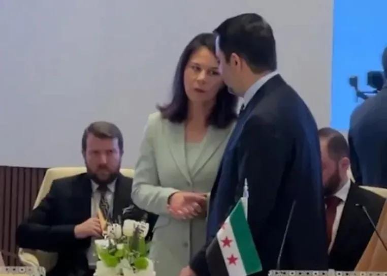 حديث جانبي بين وزير الخارجية السوري الجديد مع نظيرته الألمانية ويداهما متشابكتان!