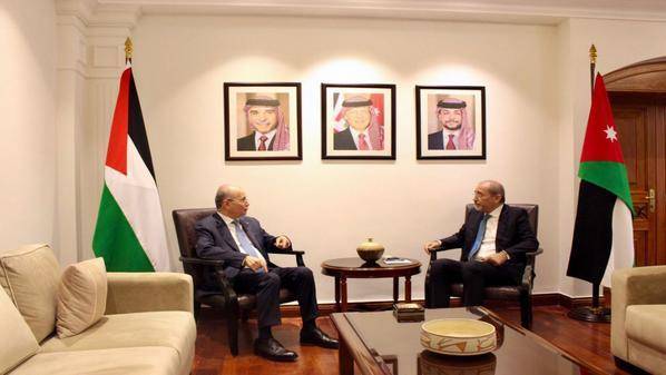 الصفدي ورئيس الوزراء الفلسطيني يبحثان جهود وقف الحرب على غزة