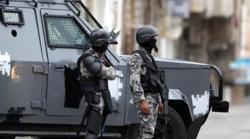 عاجل ..ضبط منزل في سحاب حوله صاحبه إلى مصفاة بترول مصغرة