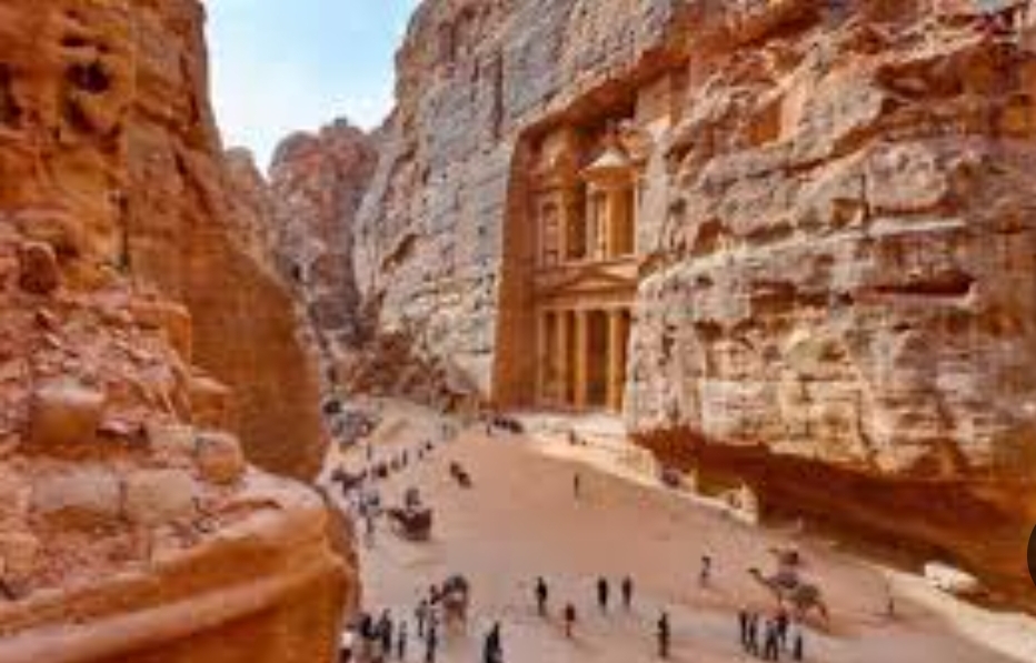 478 عاملًا بلا عمل جراء اغلاق 14 فندقا في البترا