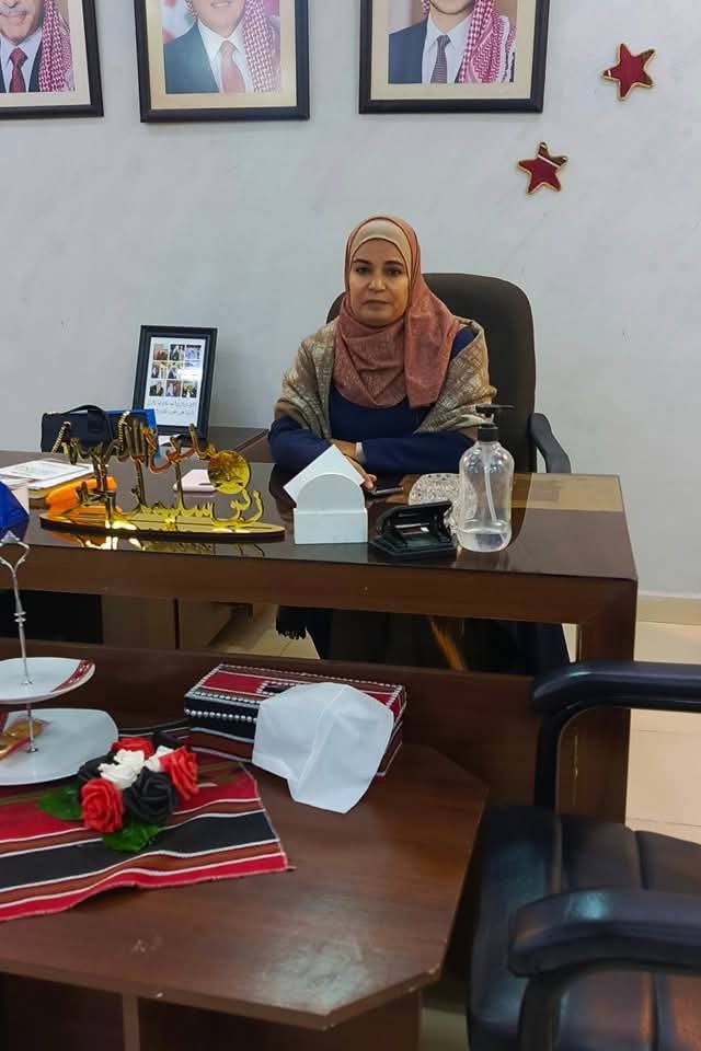 الزبن تتفقد سير العملية التعليمية في مدرسة ضاحية الأميرة إيمان الثانوية المختلطة...صور