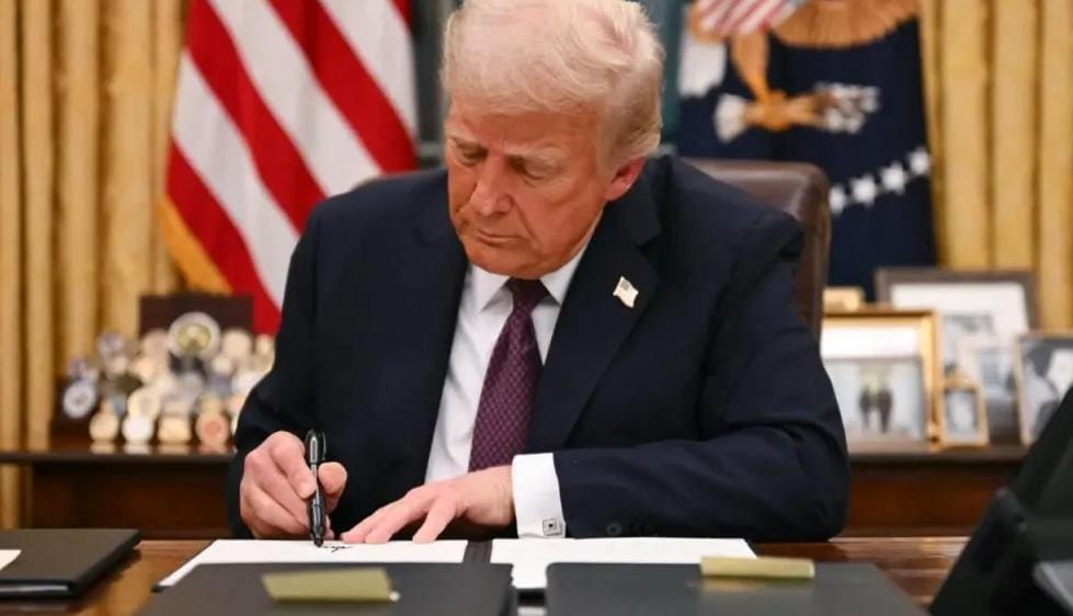 وزير الخارجية الأمريكي ينتقد سياسات بايدن تجاه اليمن ويدعو لرفع الحظر عن تسليح الحكومة الشرعية