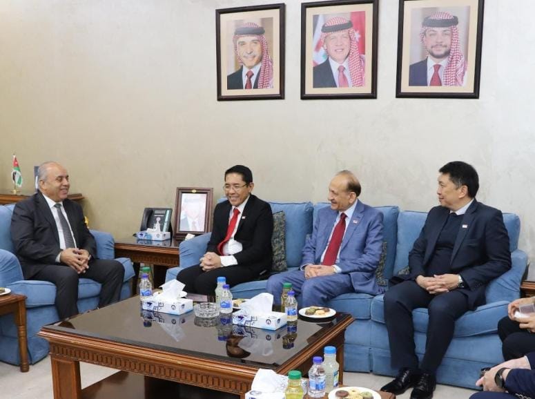 وزير التربية يبحث مع نظيره السنغافوري سبل تعزيز التعاون