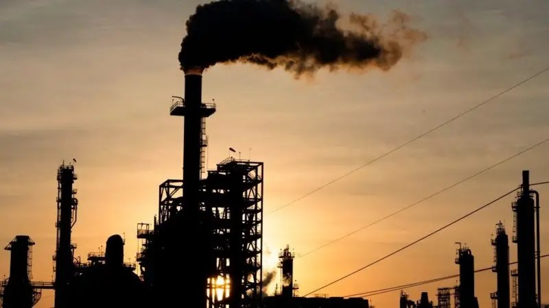 النفط يهبط ويتجه نحو أول انخفاض أسبوعي في 2025