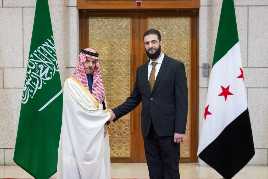 الشرع يستقبل وزير الخارجية  السعودي ويبحثان سبل دعم أمن واستقرار ووحدة سوريا