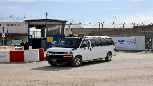 حافلات تقل أسرى فلسطينيين مفرج عنهم تغادر سجون الاحتلال الإسرائيلي