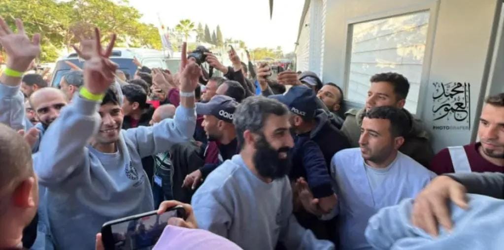 وصول الأسرى المحررين من أصحاب الأحكام المؤبدة إلى غزة