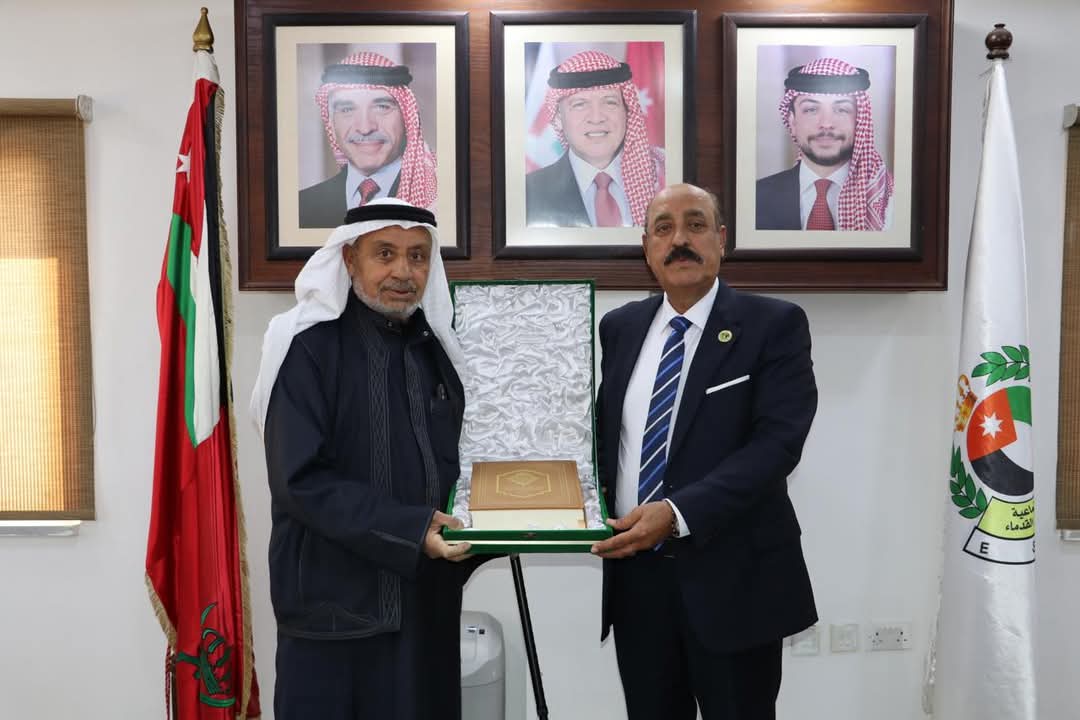 الشوبكي  يكرم الملازم المتقاعد سليمان عودةالله الرواشدة تقديرًا لإنجازه الاستثنائي في كتابة القرآن الكريم بخط يده