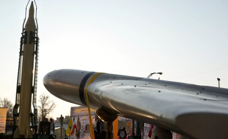 طهران تكشف عن صاروخ باليستي جديد بمدى 1700 كيلومتر