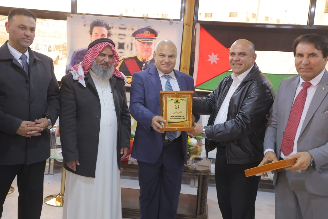 وزير العمل يكرم كوكبة من عمال الوطن في الهاشمية