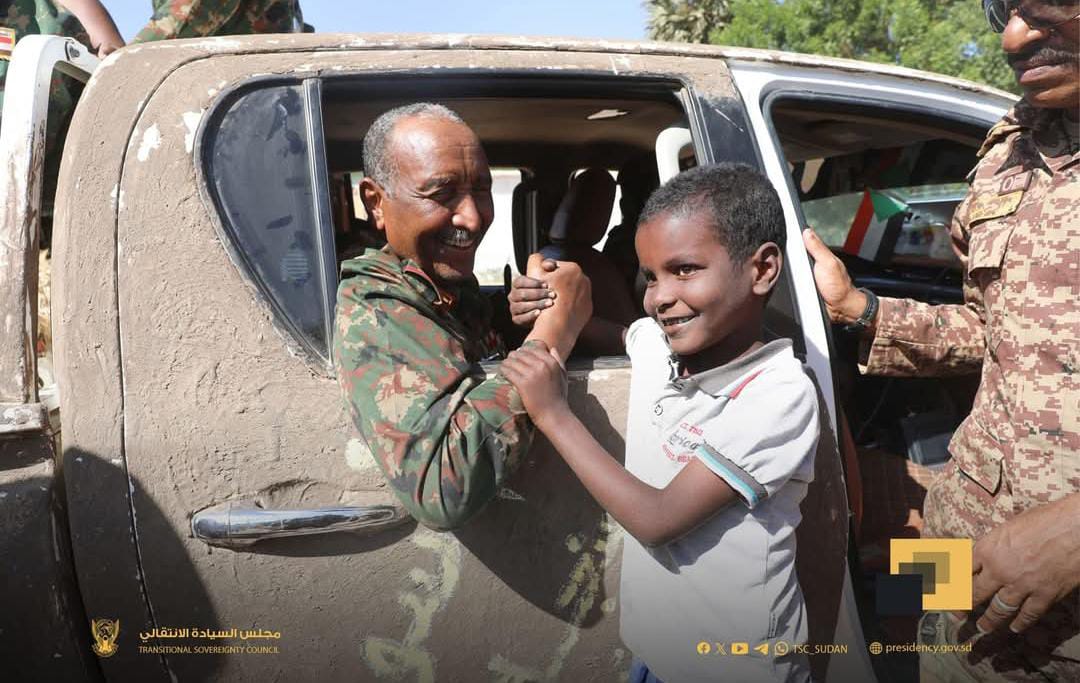 قمة الإنسانية والتواضع: البرهان يجسد الروح العسكرية السودانية بحب الأطفال
