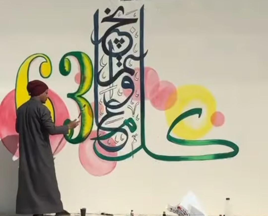 الفنان طلال الحويطات يزين جدران ملعب دبة حانوت بعيد ميلاد  القائد