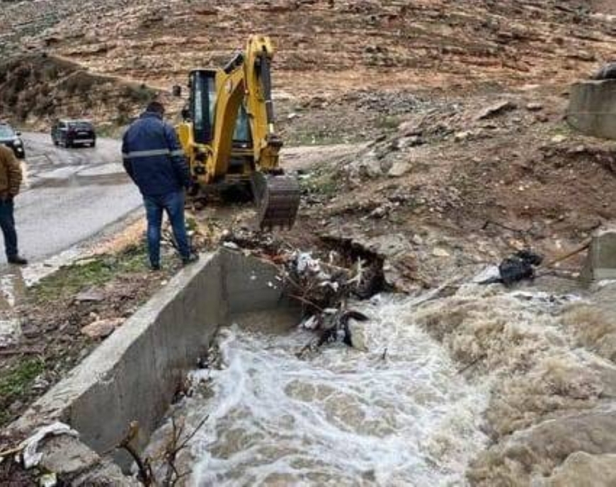 بلدية غرب اربد تتعامل مع فيضان مياه لعدد من الحفريات التابعة لشركات خدمية