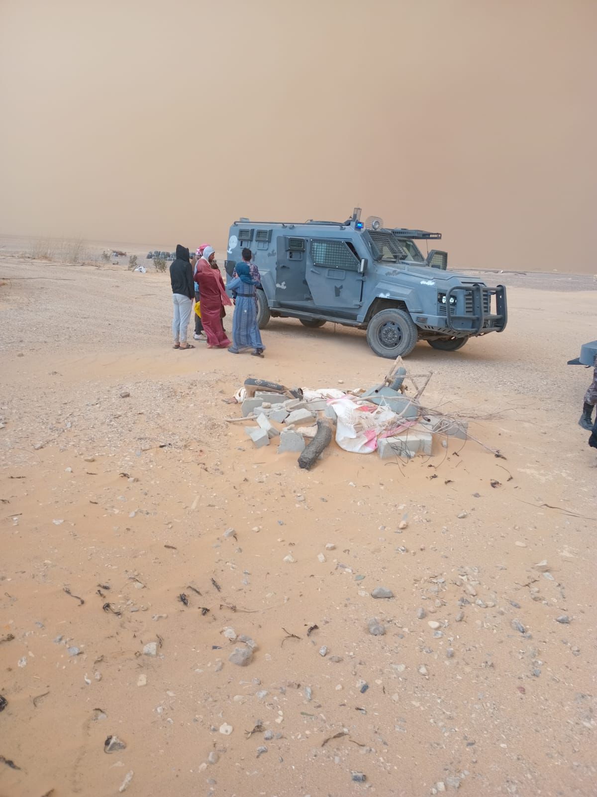 إخلاء عدد من مرتبات الأمن العام الذين حوصروا بسبب الغبار الكثيف في منطقة الجفر