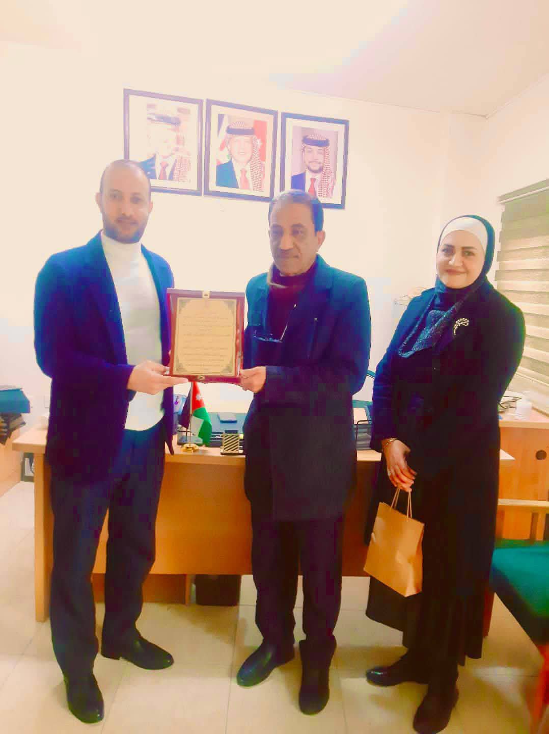 مدير التربية والتعليم للواء الموقر  يكرّم الدكتور عوده الغيالين تقديراً لمسيرته التربوية