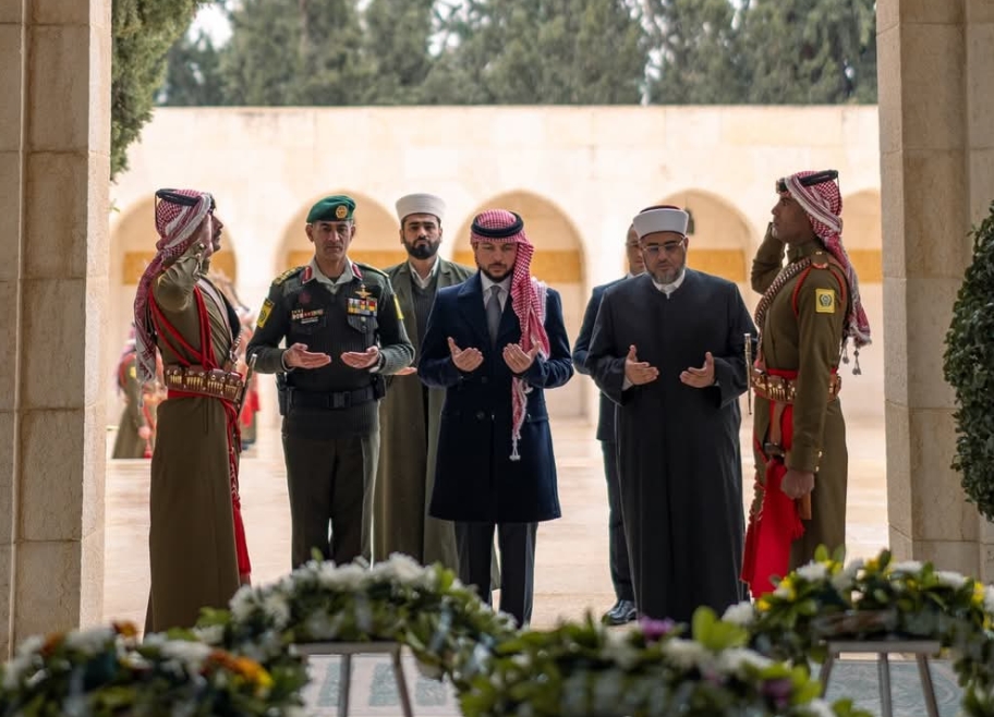 ولي العهد يزور ضريح الملك الحسين بن طلال (صور)