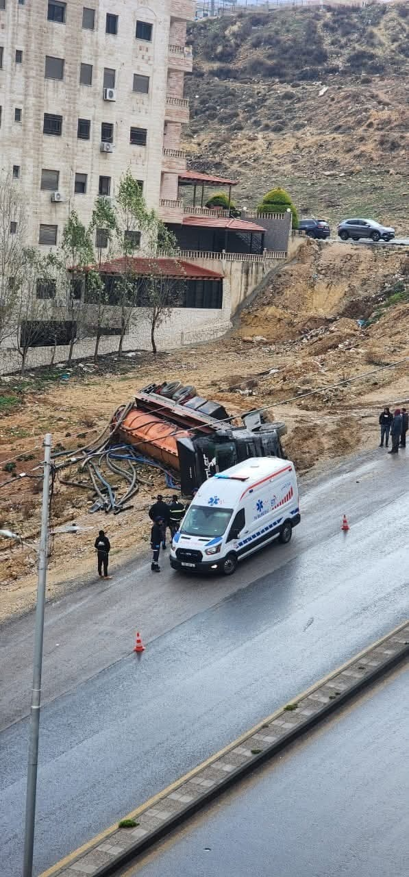 انقلاب صهريج نضح في ضاحية الرشيد بالعاصمة عمان