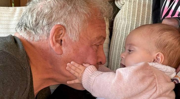 ولي العهد ينشر صورة مؤثرة لجلالة الملك مع الأميرة إيمان : إيمان مع الجد الغالي