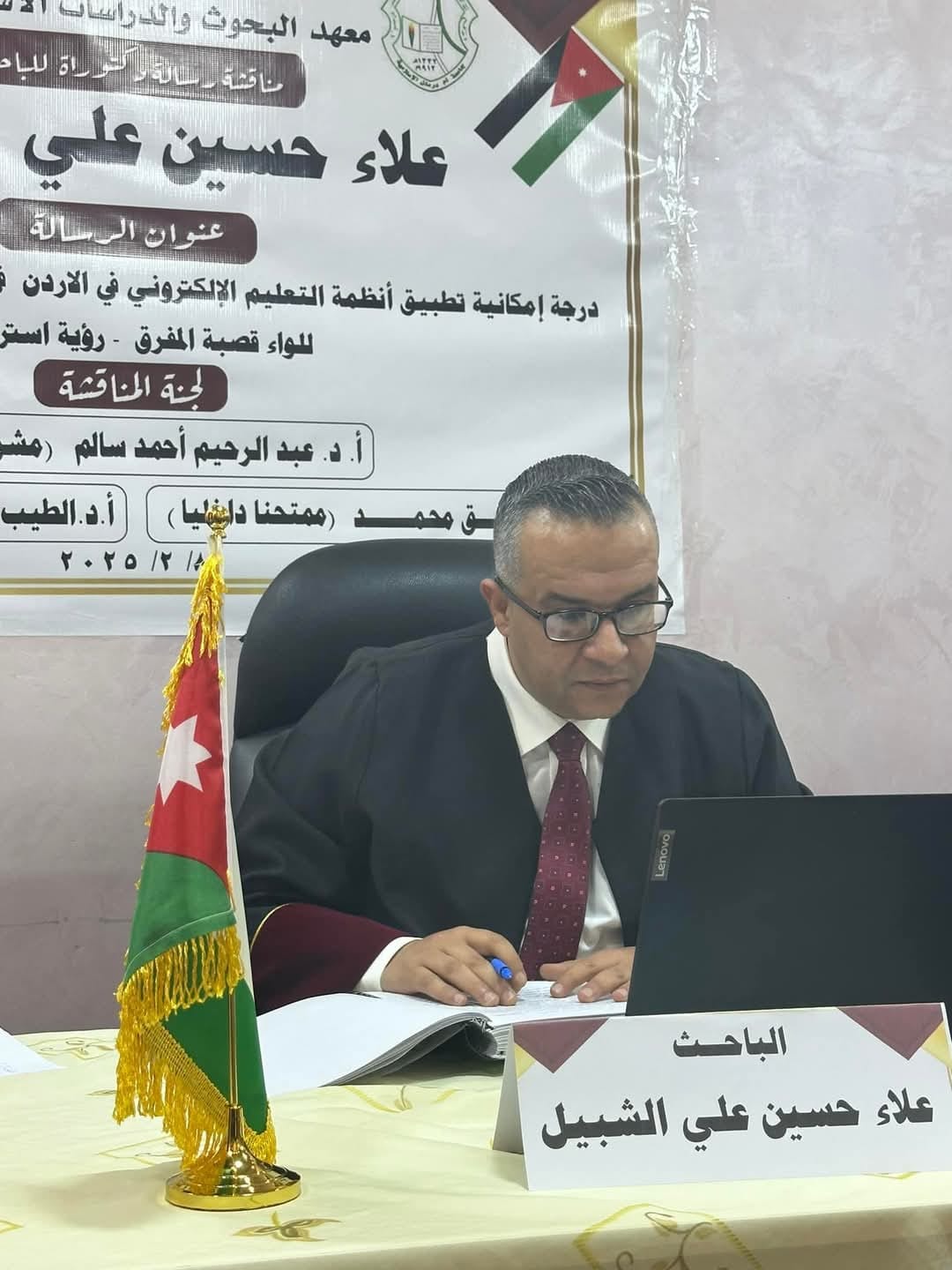 د. عامر الشهري يهنئ الدكتور علاء الشبيل العموش بمناسبة مناقشة أطروحة الدكتوراه