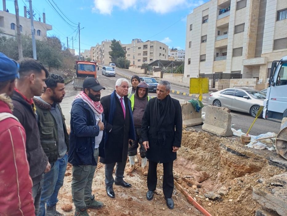 محافظ البلقاء ورئيس بلدية السلط الكبرى يتفقدان شوارع المدينة بعد المنخفض الجوي