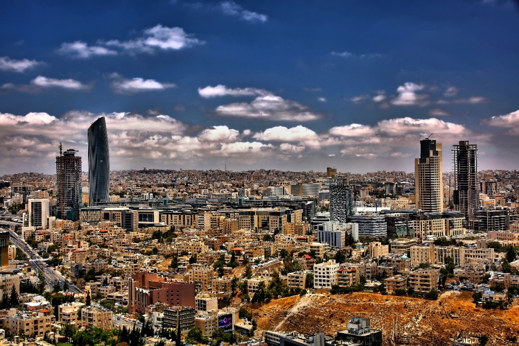 طقس  بارد وتوقعات لهطول  زخات مطرية مساءً