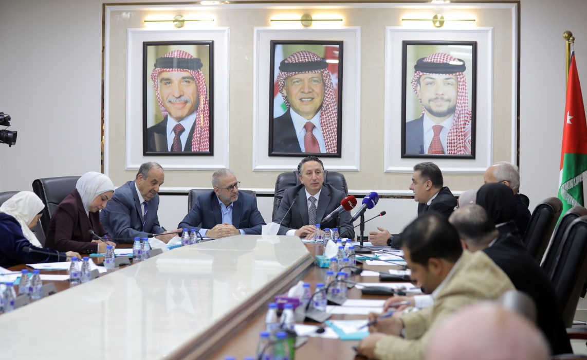 العمل والتنمية النيابية تناقش تأثيرات المؤشرات السكانية في دعم الاستدامة