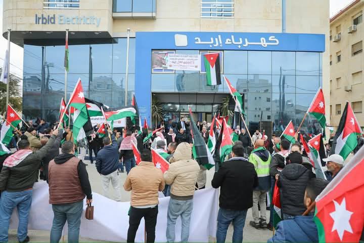 نقابة عمال كهرباء إربد تنظم وقفة تضامنية دعماً لمواقف الملك ورفضا للتهجير