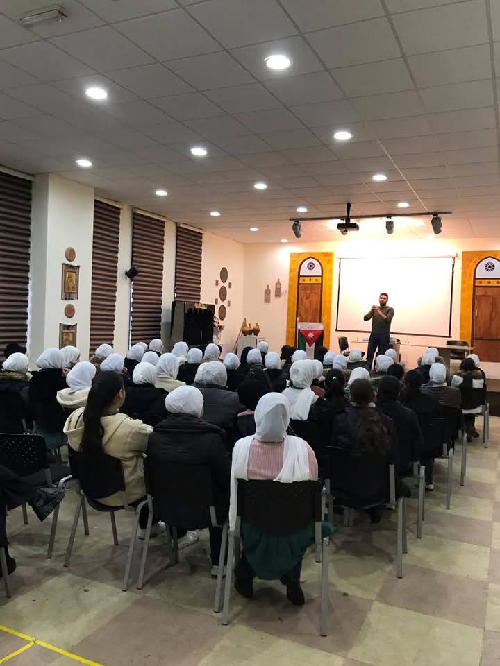 محاضرة توعوية في مدرسة عائشة بنت أبي بكر ضد المخدرات