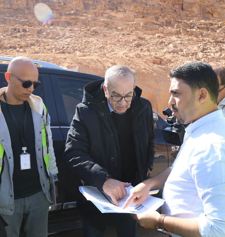 وزير الأشغال يتفقد عدد من مشاريع الطرق التي تنفذها الوزارة جنوب المملكة
