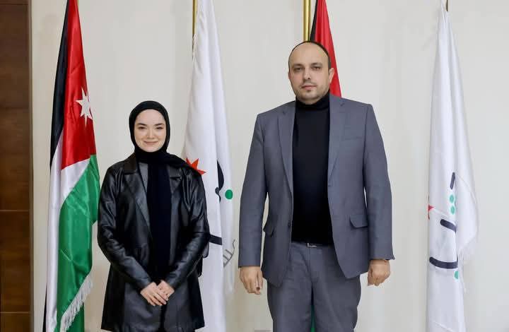 وزير الشباب يلتقي الشابة المهندسة سلام أبو الهيجاء مصممة زي رواد الفضاء