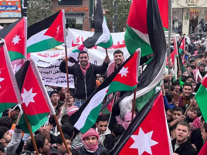 بلدية الرصيفة تنظم وقفة دعماً لمواقف جلالة الملك