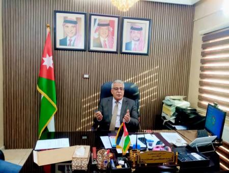 الخصاونة يناقش قضايا البنية التحتية وتجهيزات المدارس الإلكترونية