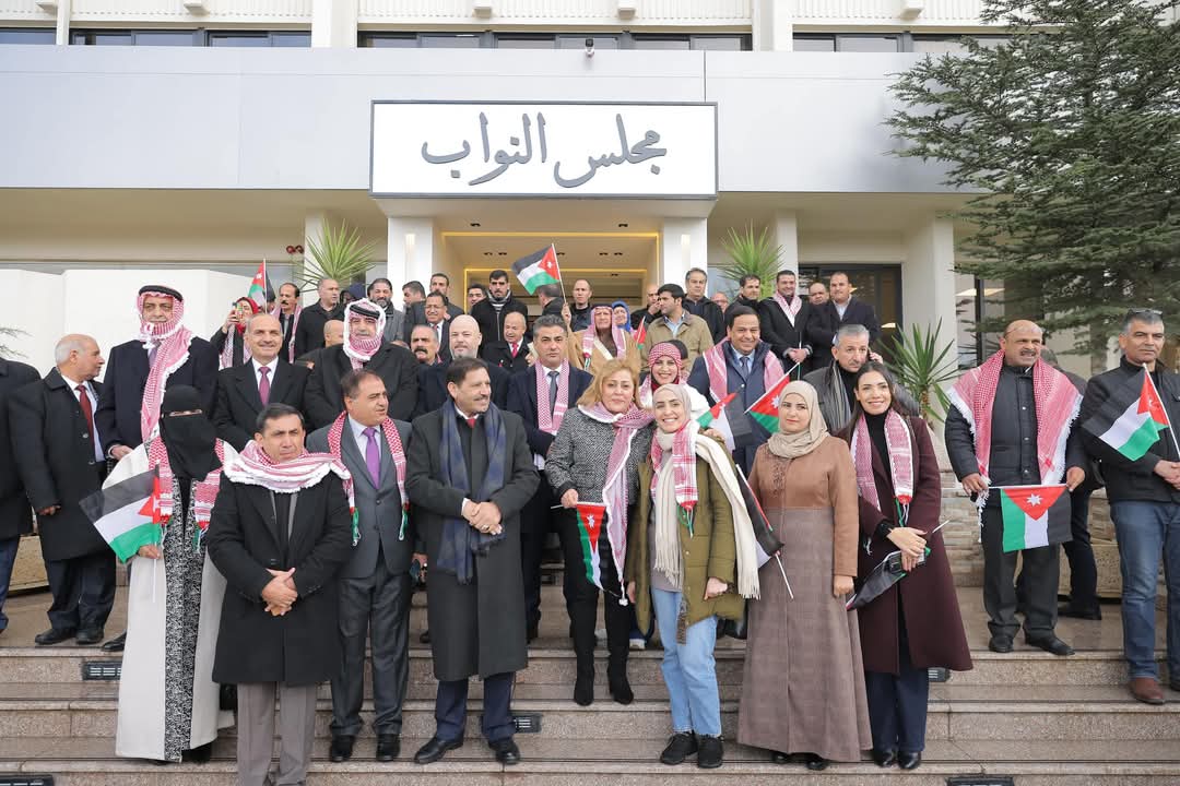 رئيس واعضاء مجلس النواب في طليعة مستقبلي الملك وولي العهد...صور