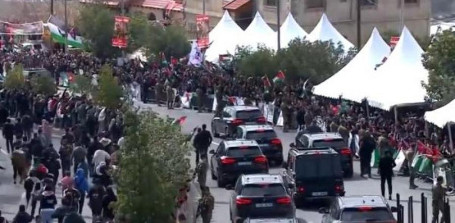 شاهد .. الملك يصل عمان والأردنيون يستقبلونه بفخر واعتزاز