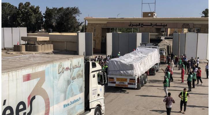 إعلام مصري: شاحنات تحمل كرفانات ومعدات ثقيلة تستعد للدخول الى قطاع غزة