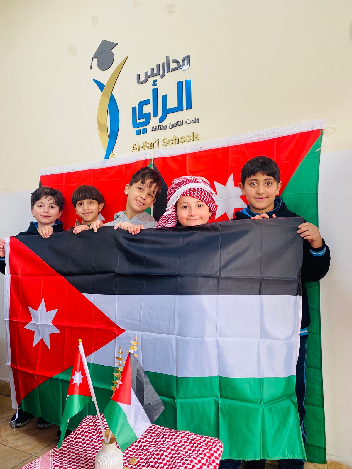 طلبة مدارس الرأي يشاركون في استقبال جلالة الملك عبد الله الثاني المفدى..صور
