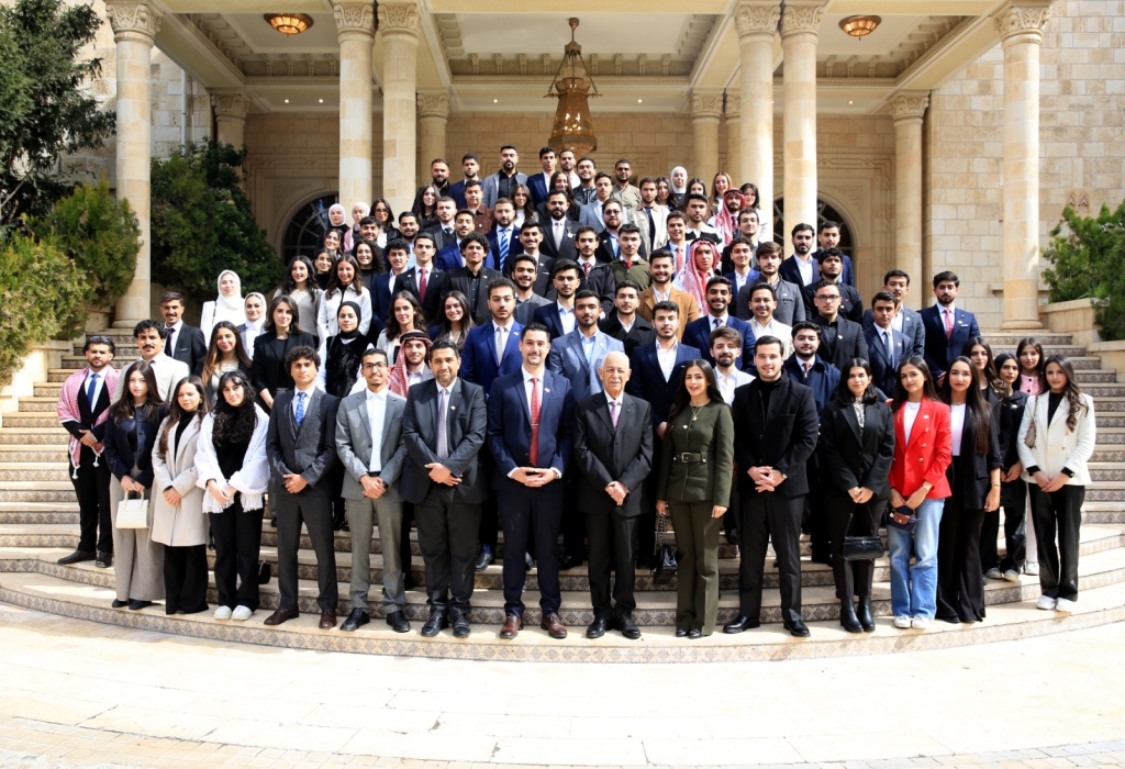 العيسوي خلال لقائه وفدا من طلبة الجامعة الألمانية الأردنية..صور