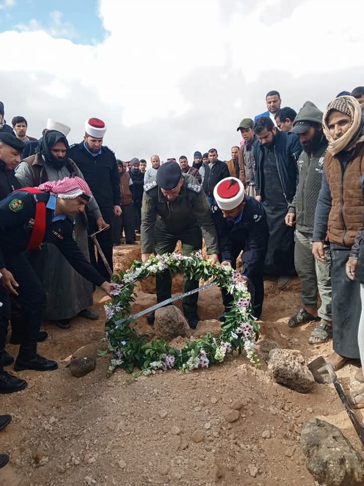 العميد فواز الخوالدة يشارك في تشييع جثمان الرائد صلاح هلال الشرفات  صور