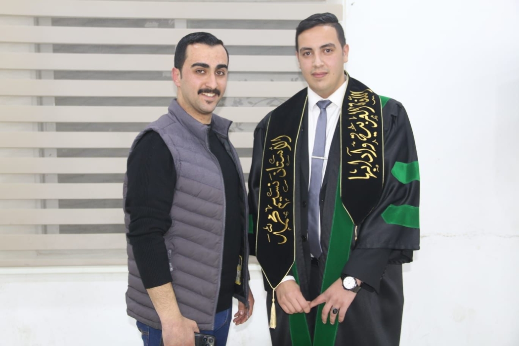 عاصم الفريحات يهنئ نسيم المرازيق بتخرجه الجامعي