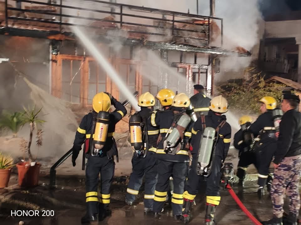 الدفاع المدني يخمد حريق مقهى في محافظة إربد