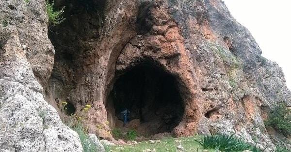 وفاة شخص وإصابة آخر بانهيار مغارة في إربد
