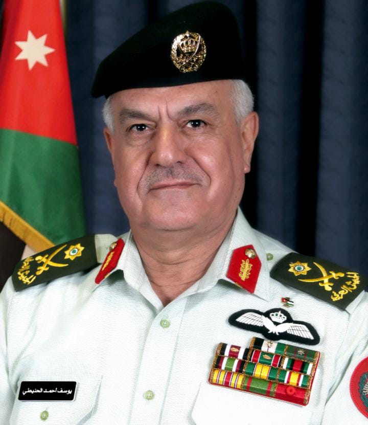 مدير عام  المتقاعدين العسكريين الرقاد  يهنئ رئيس هيئة الأركان المشتركة على وسام الشرف الوطني الفرنسي