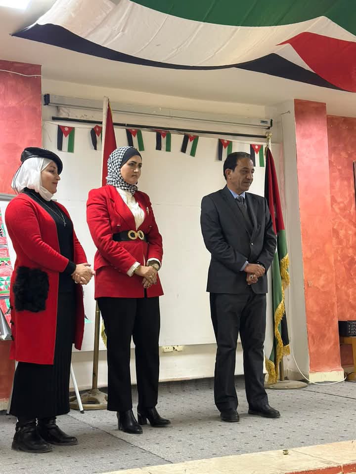 مدير تربية الموقر يكرم الفائزين بمسابقة رسمة وطن