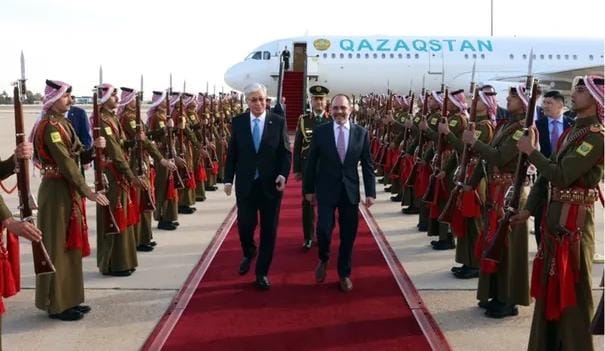 الأمير علي ورئيس الوزراء يستقبلان رئيس كازاخستان لدى وصوله عمان